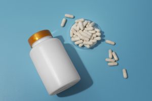 Potje BCAA supplementen met losse capsules ernaast