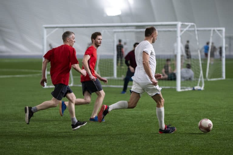Voetballers tijdens wedstrijd die sprinten en actie maken, illustratie van teamsport voeding