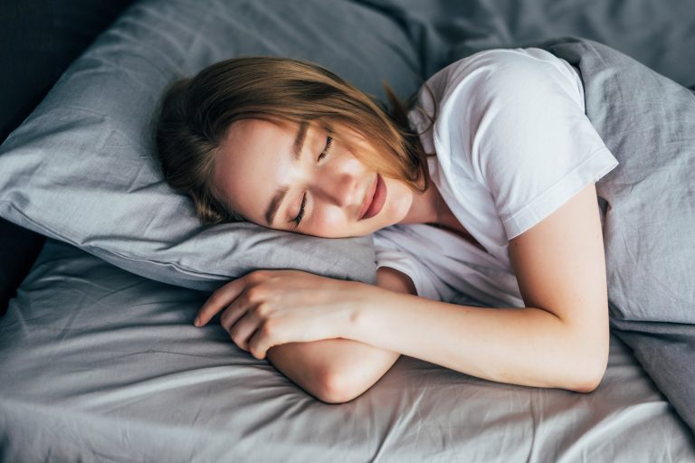 Sporter slaapt diep in bed ter herstel na training