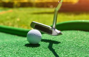 Minigolfbaan met golfclub en bal op de baan