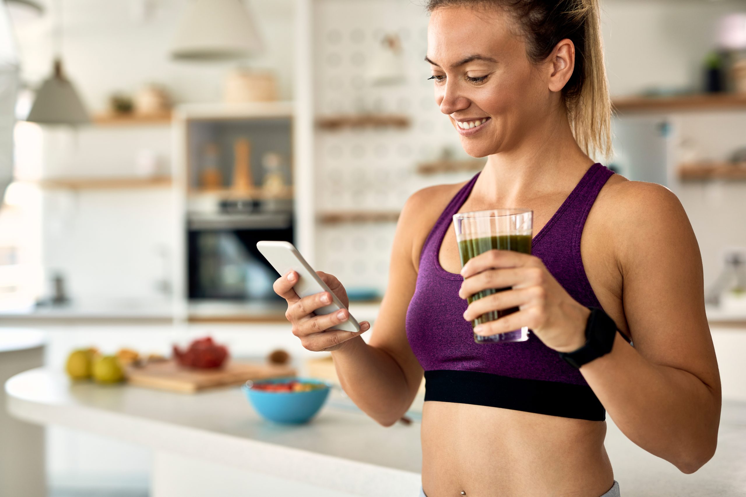 Sporter bekijkt dagelijks sportvoedingsadvies in de TWINDO Vandaag-app tijdens het ontbijt
